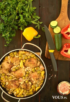 Garnek obfitości z kurczakiem i warzywami w stylu casserole