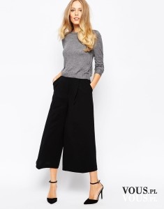 Szerokie spodnie ala spódnica, z szarym sweterkiem z Asos współgrają idealnie.