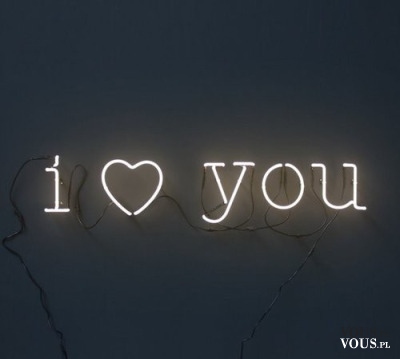 i love you – napis świecący na ścianie