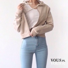 Idealna sylwetka – stylizacja wysoki stan, jasne jeansy i beżowa kurtka. W połączeniu z bi ...
