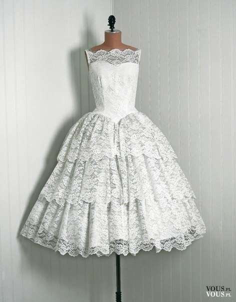 Przepiękna retro suknia ślubna z koronki i z gorsetem.