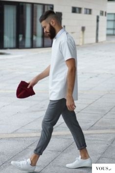 koszula z krótkim rękawem, szare spodnie i białe buty