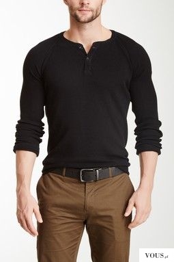 czarna koszulka i brązowe spodnie