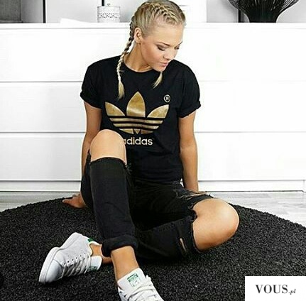 Czarna koszulka Adidas ze złotym napisem