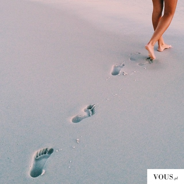 Ślady stóp na piasku, kobieta na plaży, zgrabne kobiece nogi, opalone nogi