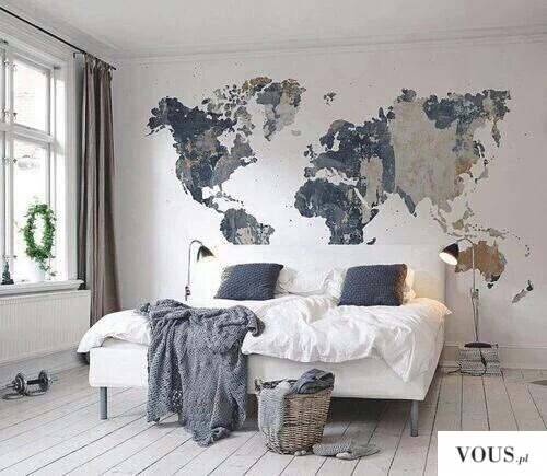 Biały pokój z mapą świata na ścianie