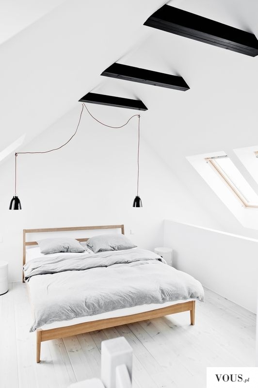 biała sypialnia na poddaszu, czarne designerskie lampy, czarne belki stropowe