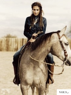 Kobieta na koniu, wspaniałe umaszczenie konia, koń arab, biały koń