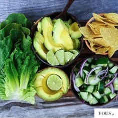 Pyszny posiłek z warzyw w kolorach zieleni i żółtego. Co to jest witarianizm? Co je osoba która  ...