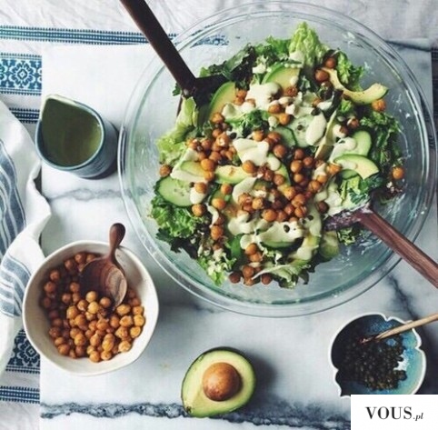 Propozycja na wegański obiad – awokado, ciecierzyca, brokuł i ogórek? Co można zjeść na ob ...