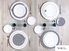 Piękna minimalistyczna zastawa stołu, drewniany stół i talerze w paski