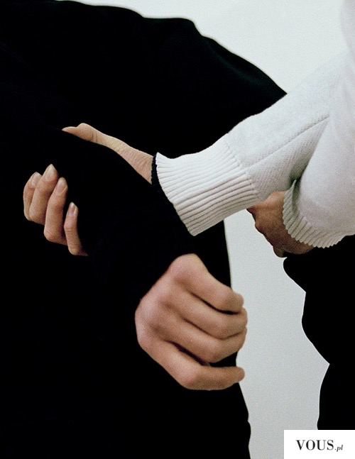 Trzymanie mężczyznę za rękę by nie uciekł. czy to działa w praktyce?
