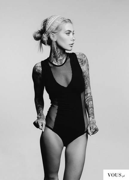 Przepiękna modelka z tatuażami