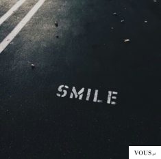uśmiech – „smile” napisane na ulicy