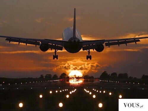 Przepiękny widok startującego samolotu na tle wschodzącego słońca