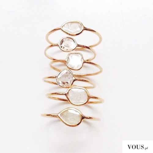 Piękne złote minimalistyczne pierścionki z kryształkami i białymi kamyczkami