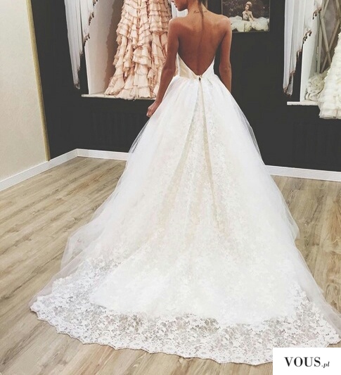 Przepiękna sukienka ślubna z długim koronkowym tyłem
