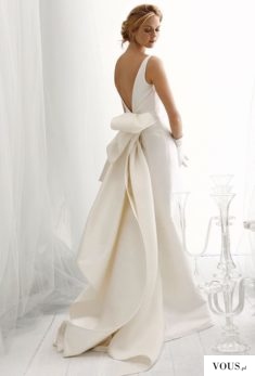przepiękna sztywna suknia ślubna z odkrytymi plecami i kokardą nad pupą