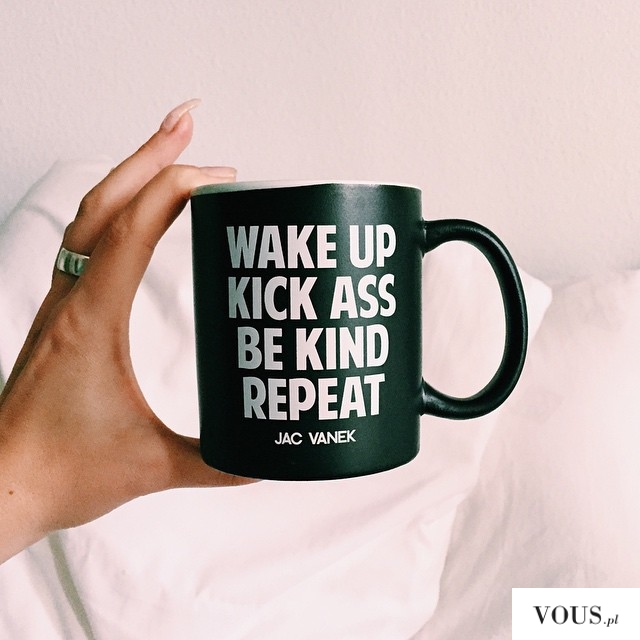 Fajny czarny kubek kawowy z napisem „Wake up Kick ass Be kind Repeat”