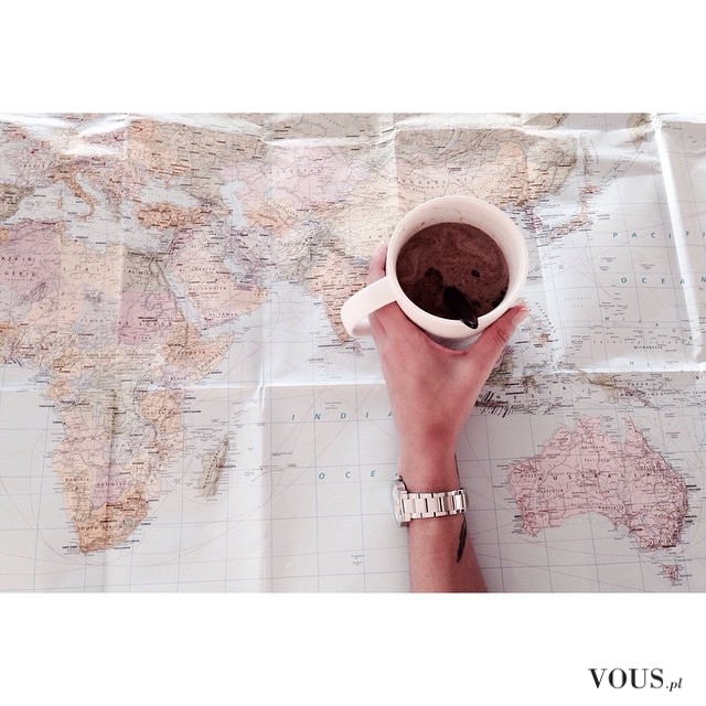 poranek z kawą i planowanie wakacji, gdzie wyjechać na wakacje 2016?