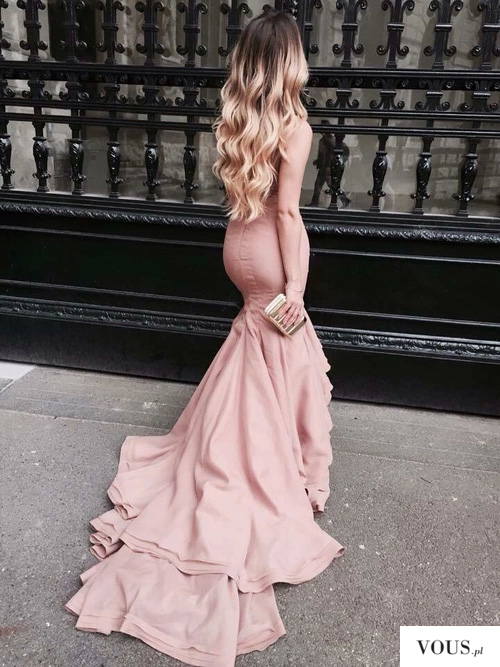 Przepiękna obcisła różowa długa sukienka
