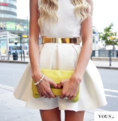 Elegancka sukienka z dodatkami zlota i żółta torebka.