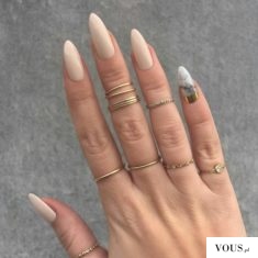 piękna dłoń i paznokcie