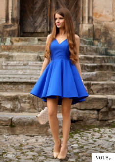 Kobaltowa sukienka z dłuższym tyłem