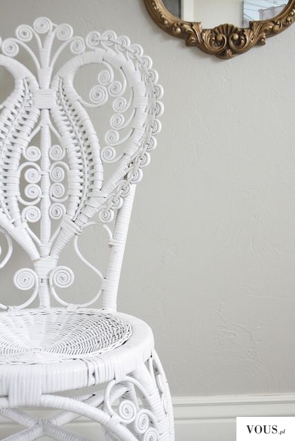białe ażurowe krzesło