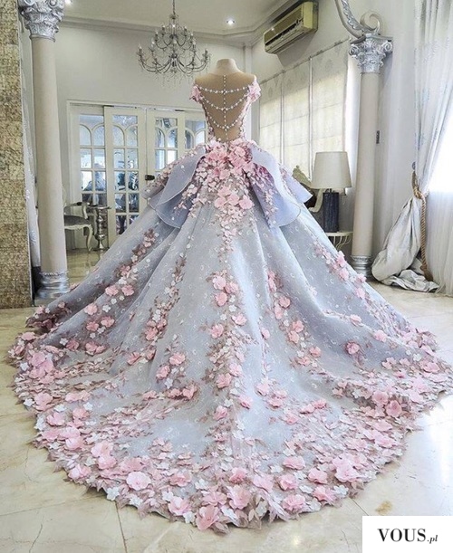 Przepiękna suknia ślubna z kwiatami i motylami