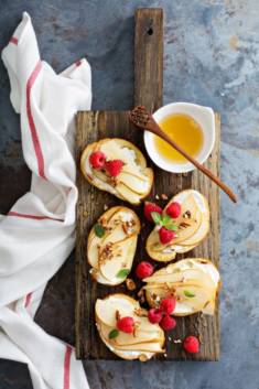 Bruschetta z owocami i kremowym serkiem – CookMagazine
