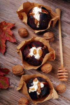 Pieczone figi z kozim serem i orzechami – CookMagazine