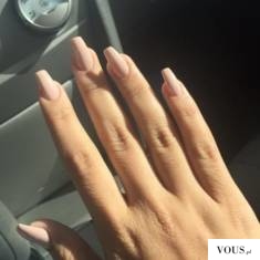 nude nails, długie paznokcie