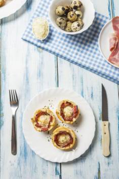 Muffiny z jajkiem, boczkiem i serem asiago – Przepis – CookMagazine