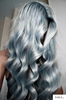 srebrno niebieskie włosy,