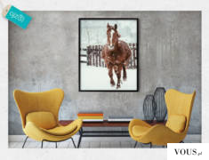 Fotografia w formie dekoracji ściennej, której motywem jest galopujący koń w zimowej scenerii.