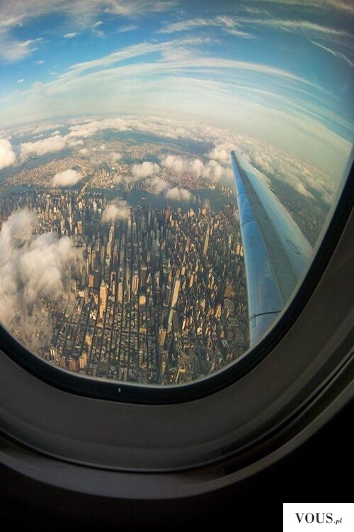 widok z samolotu na miasto