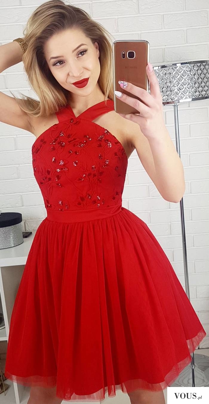 Czerwona tiulowa sukienka na wesele