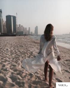 spacer po plaży w sukience