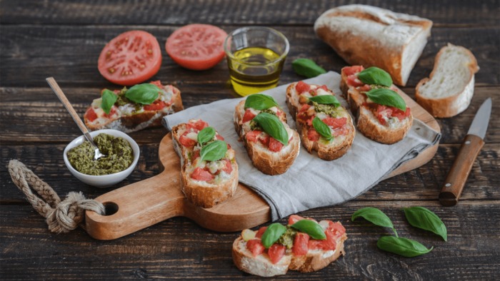 Przepis – Bruschetta z mozzarellą, gorgonzolą, pomidorami – Biuro Napoleona