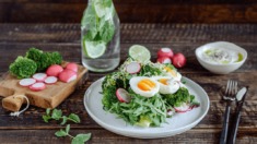 Przepis – Wiosenna sałatka z brokułami, jajkiem, rzodkiewką i pestkami dyni – Biuro  ...