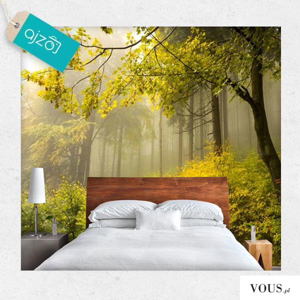 Fototapeta do sypialni z motywem zamglonego lasu o poranku.