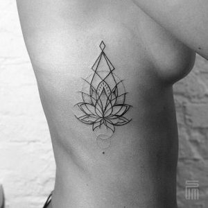 35 Stunning Side Tattoos For Girls | Side Tattoo Designs – Part 6 – Babstyl | Babstyl