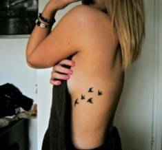35 Stunning Side Tattoos For Girls | Side Tattoo Designs – Part 6 – Babstyl | Babstyl