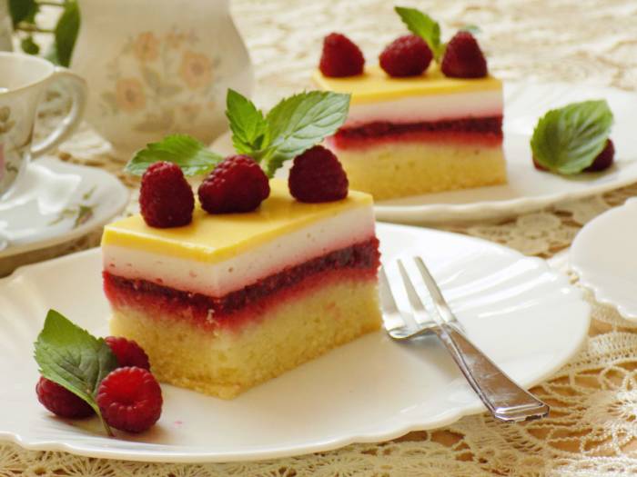 Ciasto malinowe z polewą ajerkoniakową | AleTorcik! – Przepisy na pyszne, domowe ciasta, c ...