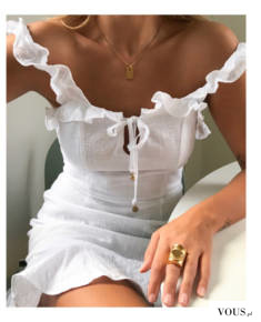 biała sukienka z falbankami