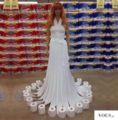 Suknia ślubna z papieru toaletowego
