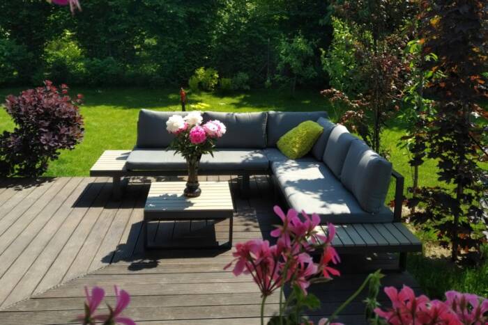 Zestaw mebli ogrodowych wykonanych z aluminium i drewna wyposażony w kwadratowy stolik kawowy or ...