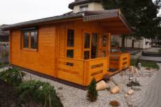 Drewniany domek rekreacyjny postawiony na podwórku jako domek dla gości. Doskonale sprawdza się  ...