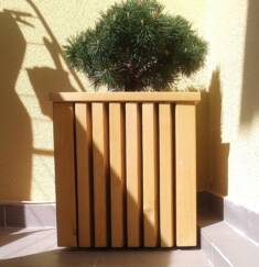 Zgrabna drewniana donica dzięki niewielkim rozmiarom doskonale pasuje do każdego tarasu i balkon ...